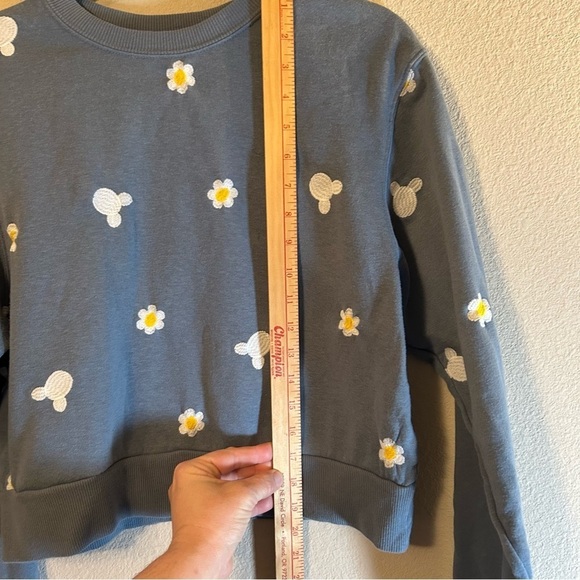 Women’s Size Medium Sweatshirt Blue Disney Theme Mickey Mouse Daisy Embroidered - Picture 6 of 16
